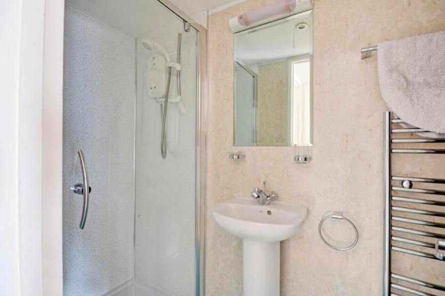 Jollies - One Bedroom Apartment, Sleeps 3