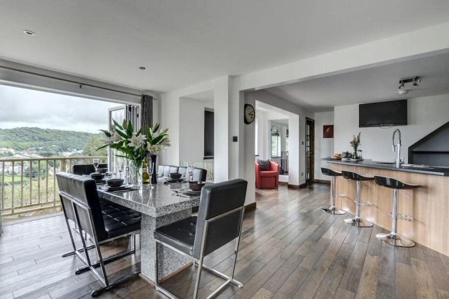 Rock House - Four Bedroom House, Sleeps 8