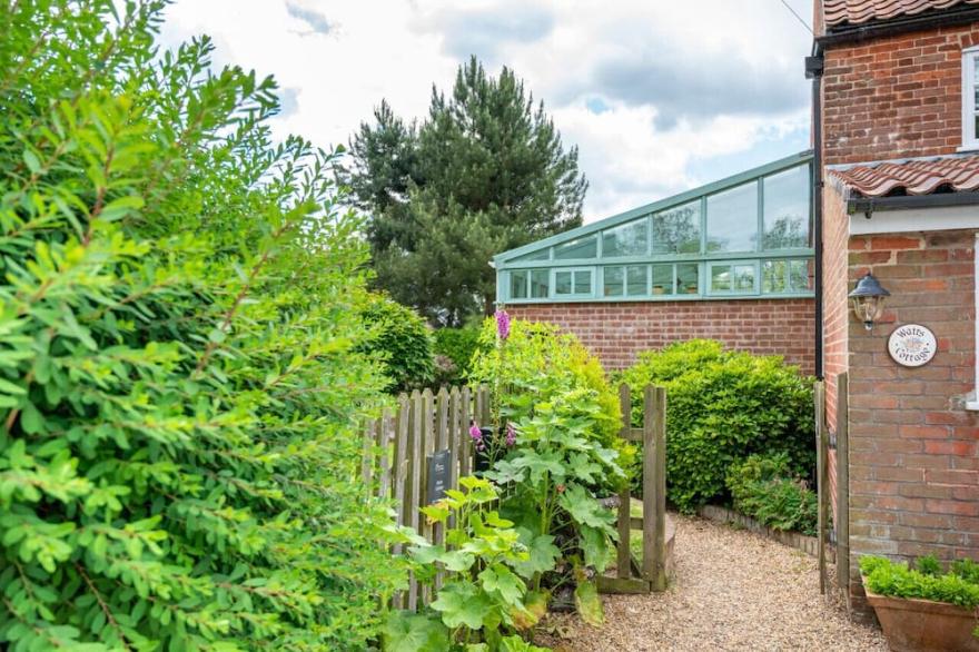 Watts Cottage - Two Bedroom House, Sleeps 5
