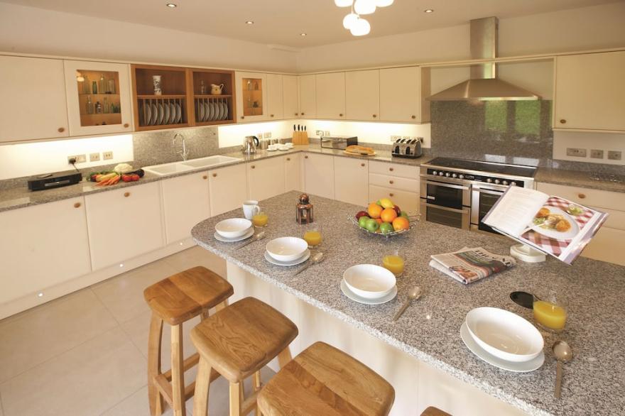 The Old Stables is a  pretty farm cottage in Wiltshire, sleeps eight people, child friendly.