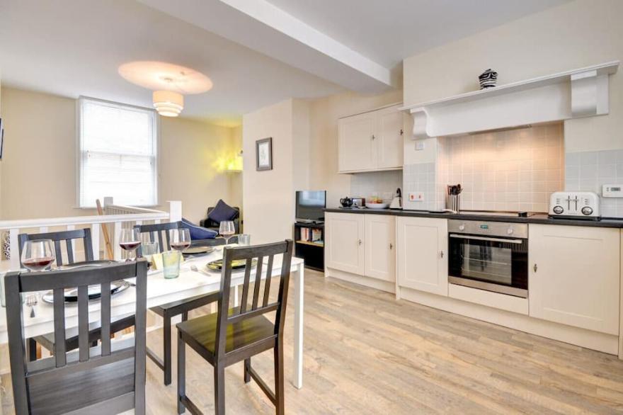 Samphire Cottage - Two Bedroom House, Sleeps 3