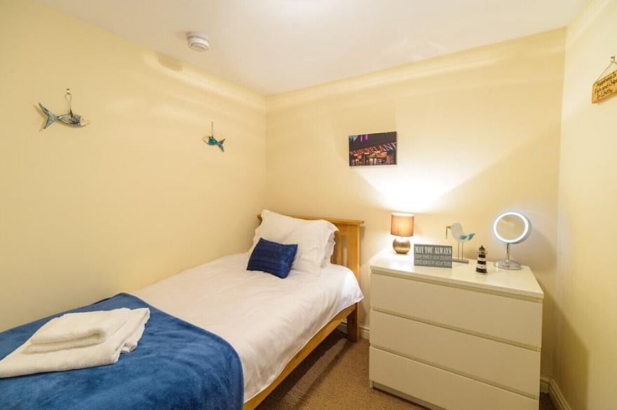 Samphire Cottage - Two Bedroom House, Sleeps 3