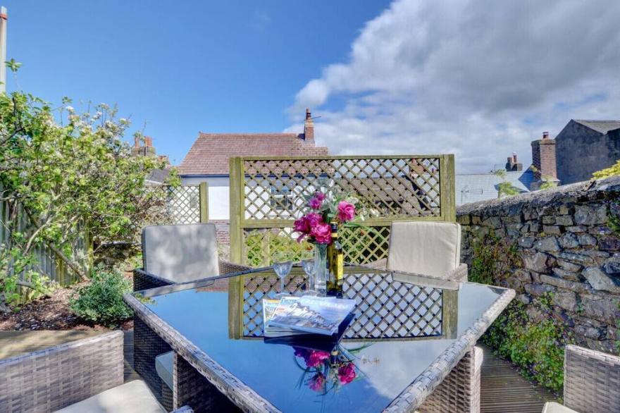 Apple Tree Cottage - Two Bedroom House, Sleeps 4
