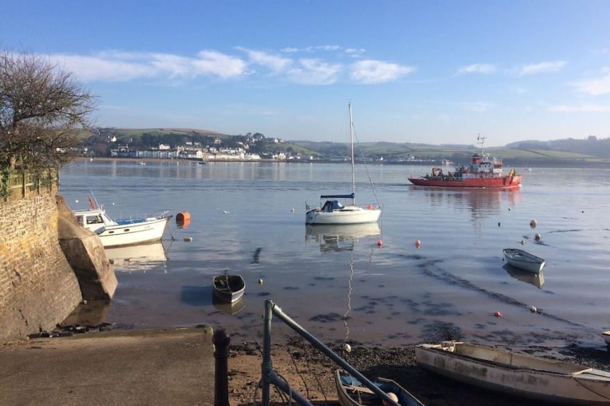 Appledore - Stables - A couples delight! One bed cottage with parking and wifi!