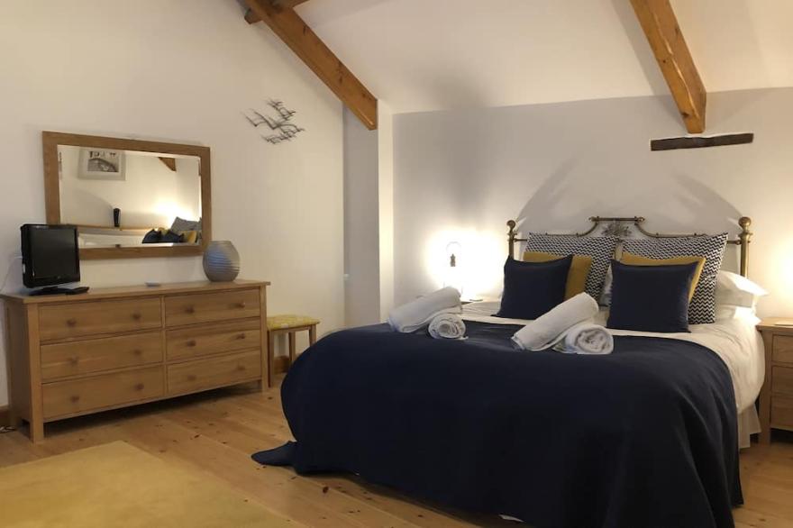 Appledore - Stables - A couples delight! One bed cottage with parking and wifi!