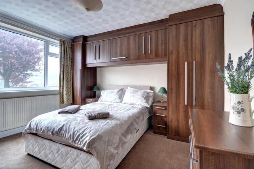 The Nook - Three Bedroom House, Sleeps 5