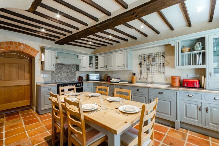 Tudor Cottage - Four Bedroom House, Sleeps 5