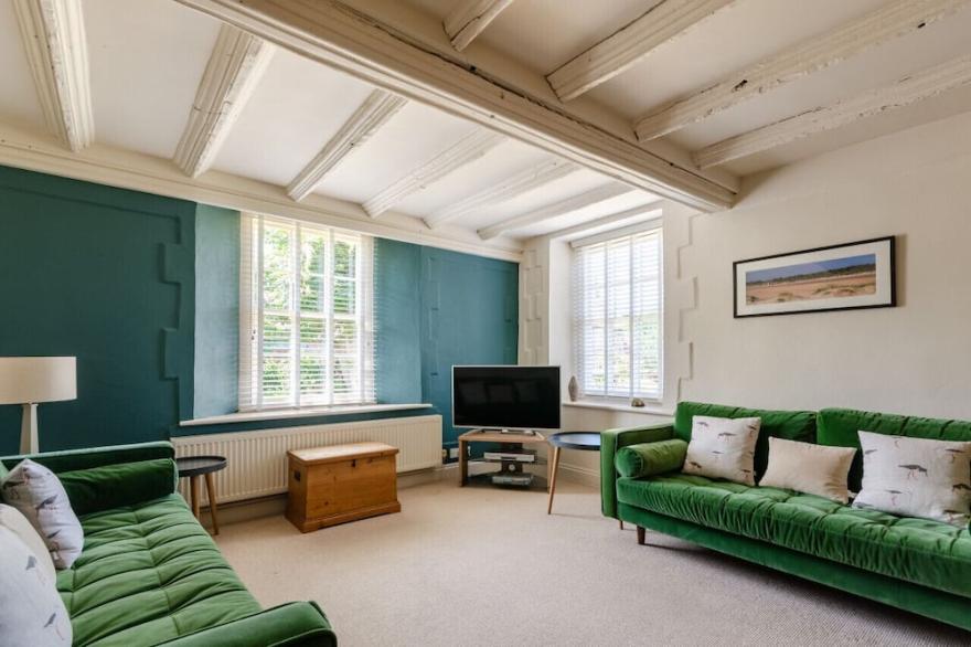 Tudor Cottage - Four Bedroom House, Sleeps 5
