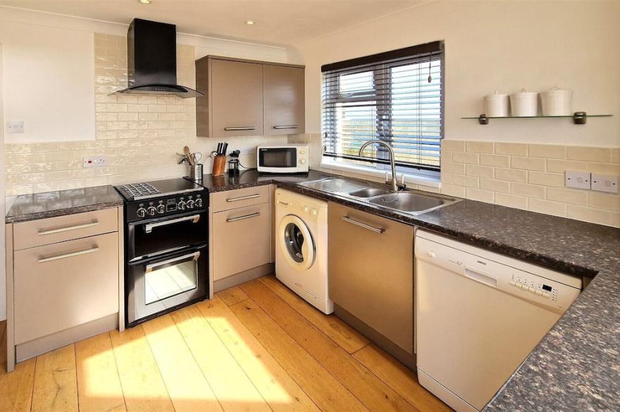 Westside Cottage - 3 bed | Close To Beach | Pets*