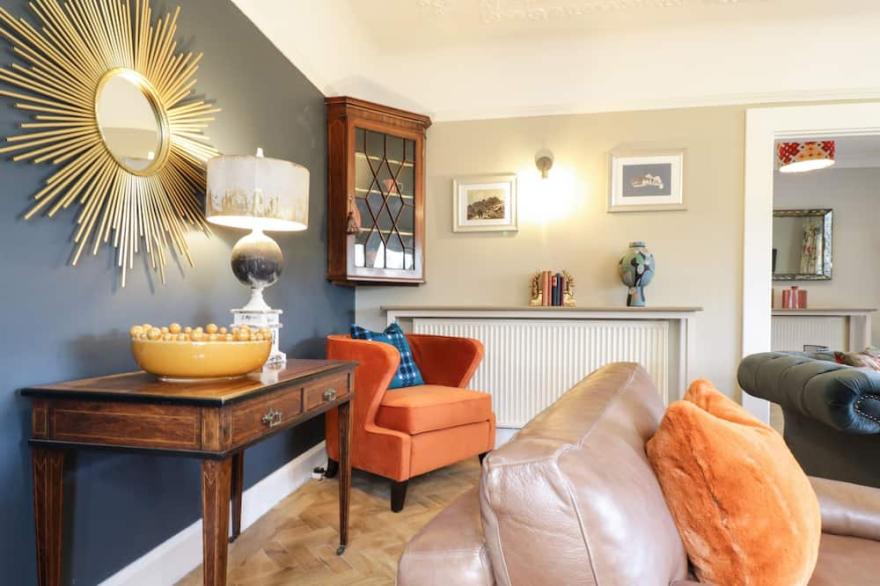 PENGWERN, pet friendly, with hot tub in Llanrwst