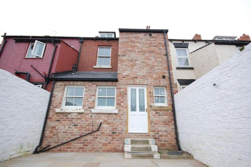 2 West Terrace - Four Bedroom House, Sleeps 7