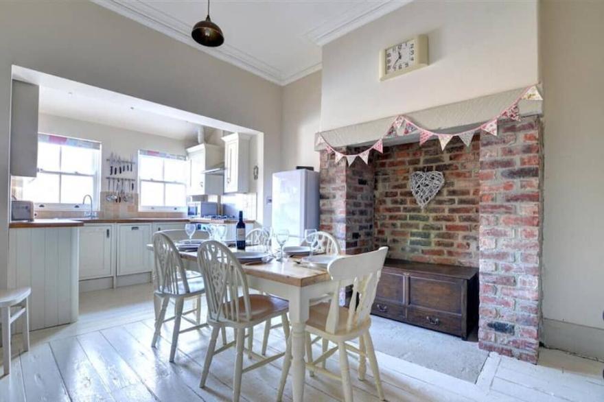 2 West Terrace - Four Bedroom House, Sleeps 7