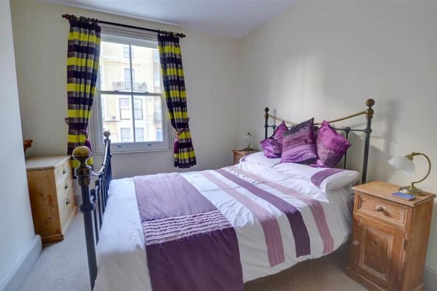 2 West Terrace - Four Bedroom House, Sleeps 7