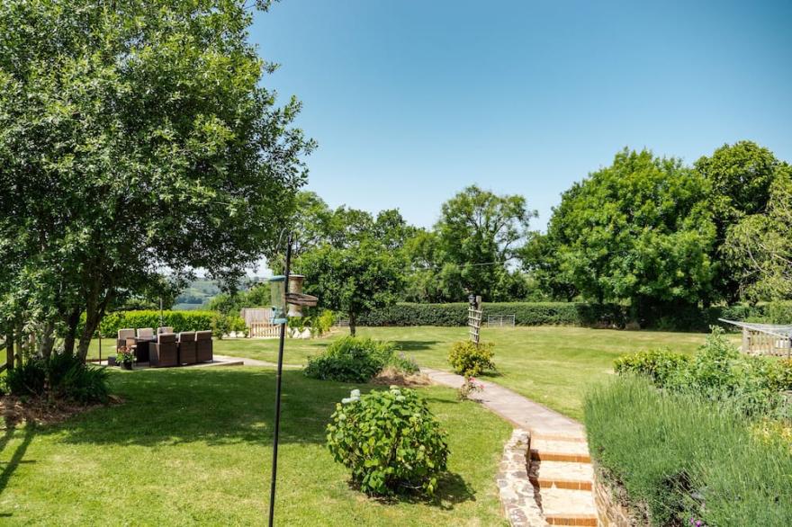 FIG TREE COTTAGE, family friendly, with hot tub in Bickleigh