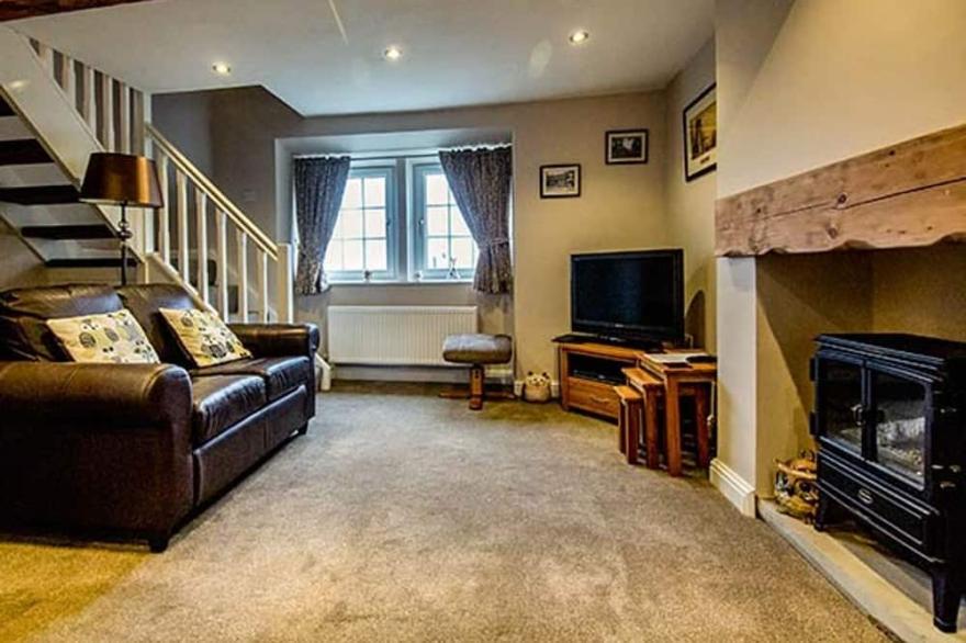 OWL COTTAGE, romantic, character holiday cottage in Haworth