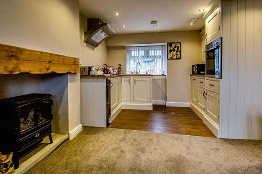 OWL COTTAGE, romantic, character holiday cottage in Haworth