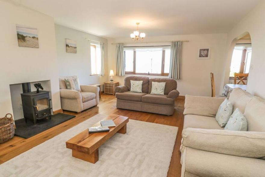 AWEL Y LLAN, family friendly, character holiday cottage in Llanfair