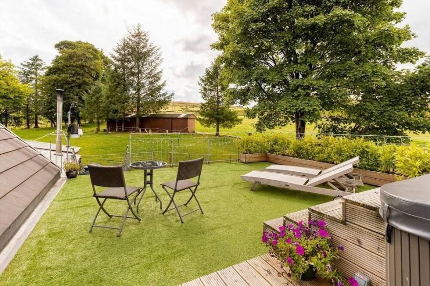 Stunning Luxury Duplex with Hot Tub and AirCon