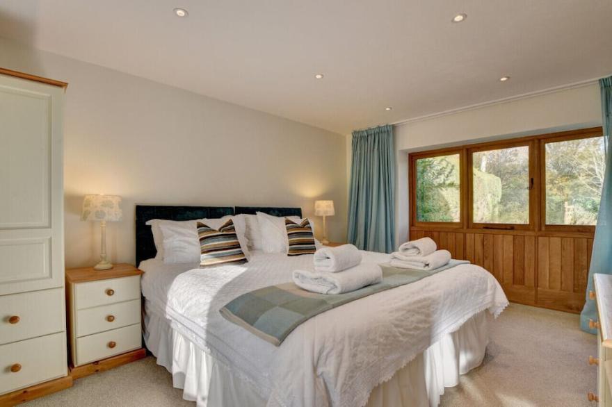 Harford Barn - Three Bedroom House, Sleeps 6