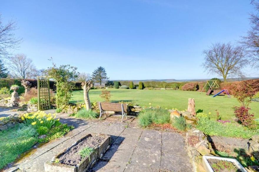 Binkleys Cottage - Two Bedroom House, Sleeps 4