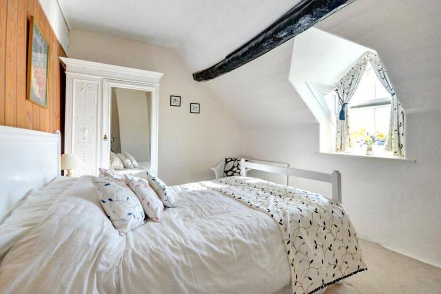 Binkleys Cottage - Two Bedroom House, Sleeps 4