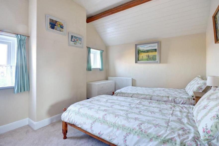 Binkleys Cottage - Two Bedroom House, Sleeps 4