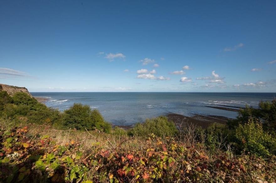 Hillside - Three Bedroom House, Sleeps 5