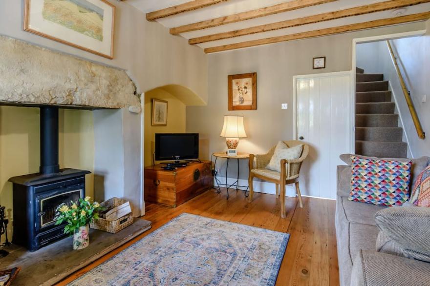 SNOWDROP COTTAGE, pet friendly in Clifford, West Yorkshire