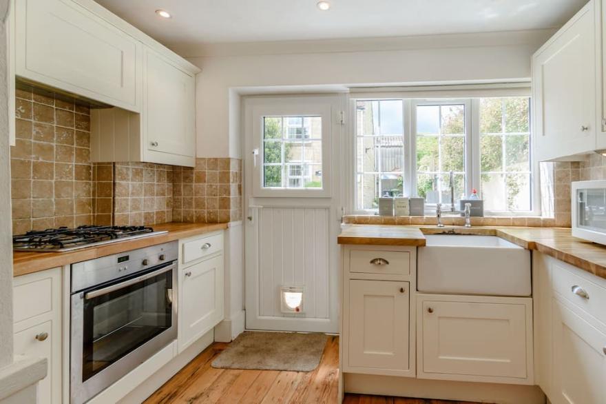 SNOWDROP COTTAGE, pet friendly in Clifford, West Yorkshire