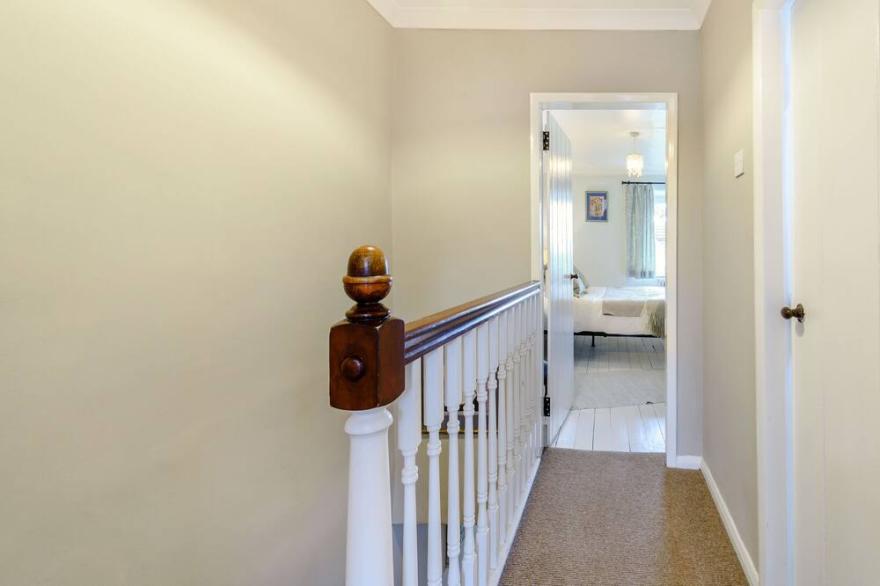 SNOWDROP COTTAGE, pet friendly in Clifford, West Yorkshire