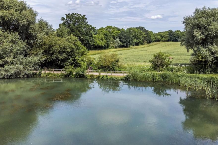 WILLOW LODGE AT BRIDGE LAKE FARM & FISHERY, romantic in Chacombe