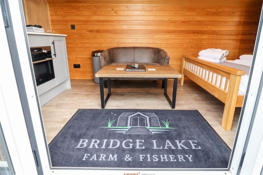 WILLOW LODGE AT BRIDGE LAKE FARM & FISHERY, romantic in Chacombe