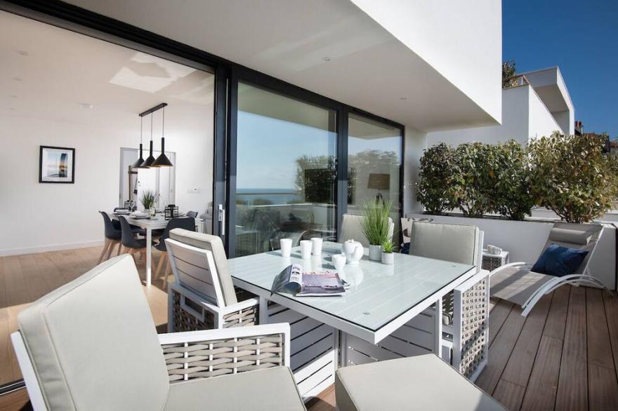 3 THE BAY - A minimalist apartment with sweeping sea views over Coldingham Bay.