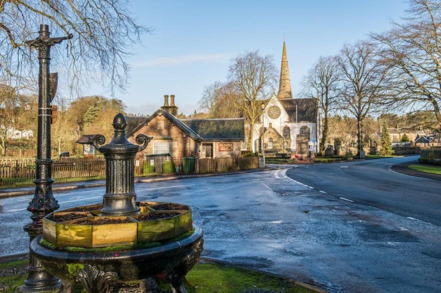 BRAEMAR- Pretty village location close to Edinburgh attractions, cosy pub nearby
