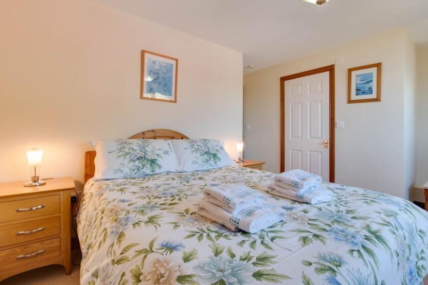 Bay Breeze - Four Bedroom House, Sleeps 7