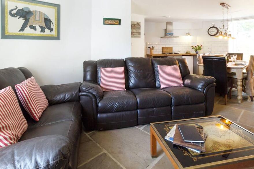 THE DALE TOWNHOUSE, pet friendly, with open fire in Allendale