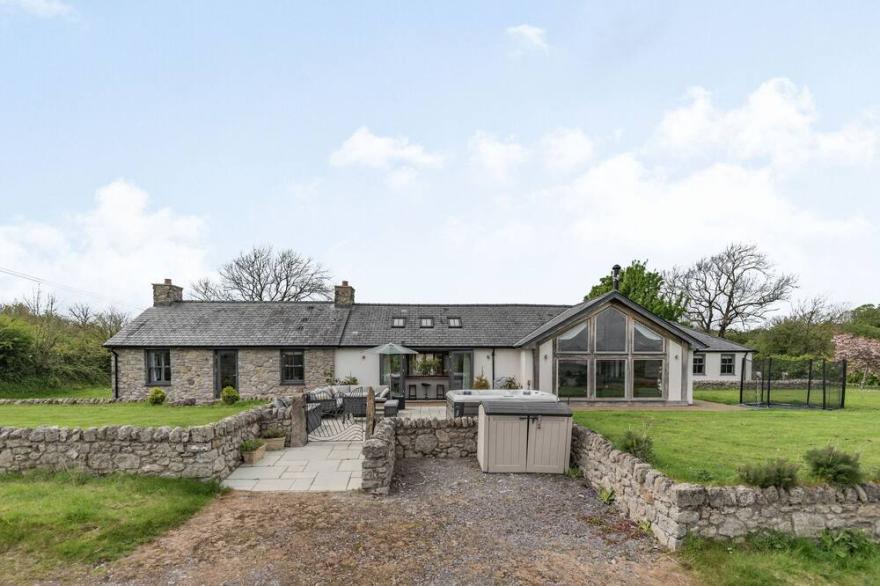 HEN HAFOD, pet friendly, character holiday cottage in Llangefni