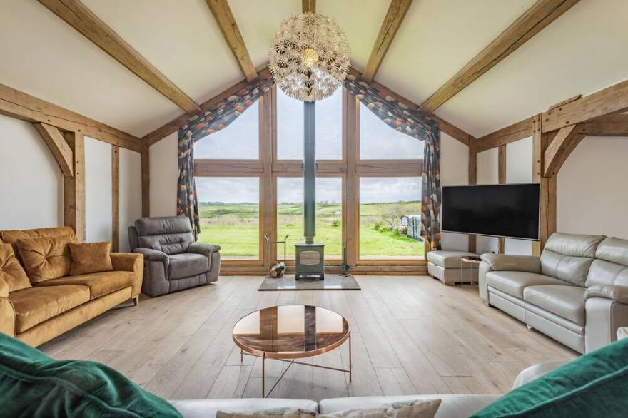HEN HAFOD, pet friendly, character holiday cottage in Llangefni