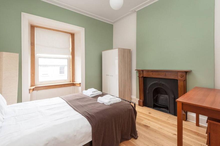 Spacious 3-bedroom apartment with views of Edinburgh Castle.  Sleeps 6.