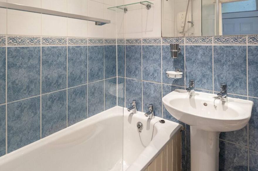 Spacious 3-bedroom apartment with views of Edinburgh Castle.  Sleeps 6.