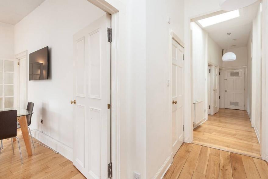 Spacious 3-bedroom apartment with views of Edinburgh Castle.  Sleeps 6.
