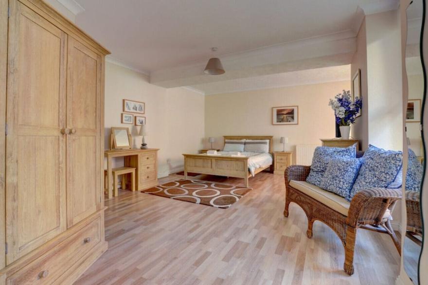 1 Devon Beach Court - Three Bedroom Apartment, Sleeps 6