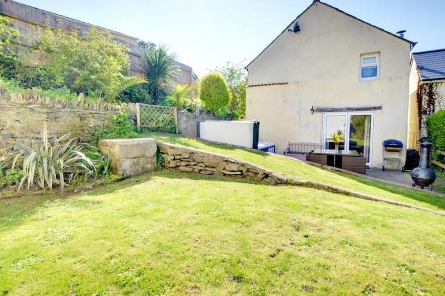 Yellow Cottage - Three Bedroom House, Sleeps 5