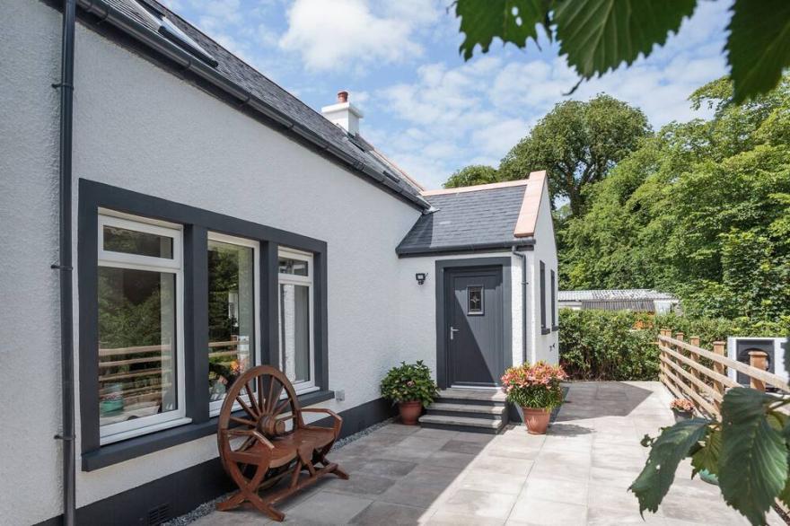 SQUIRREL COTTAGE, family friendly, with open fire in Kirkcolm