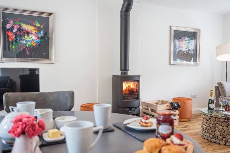 SQUIRREL COTTAGE, family friendly, with open fire in Kirkcolm