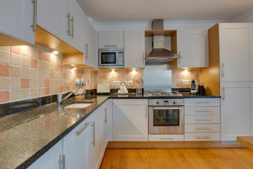 Seahorse Apartment - Two Bedroom Apartment, Sleeps 4