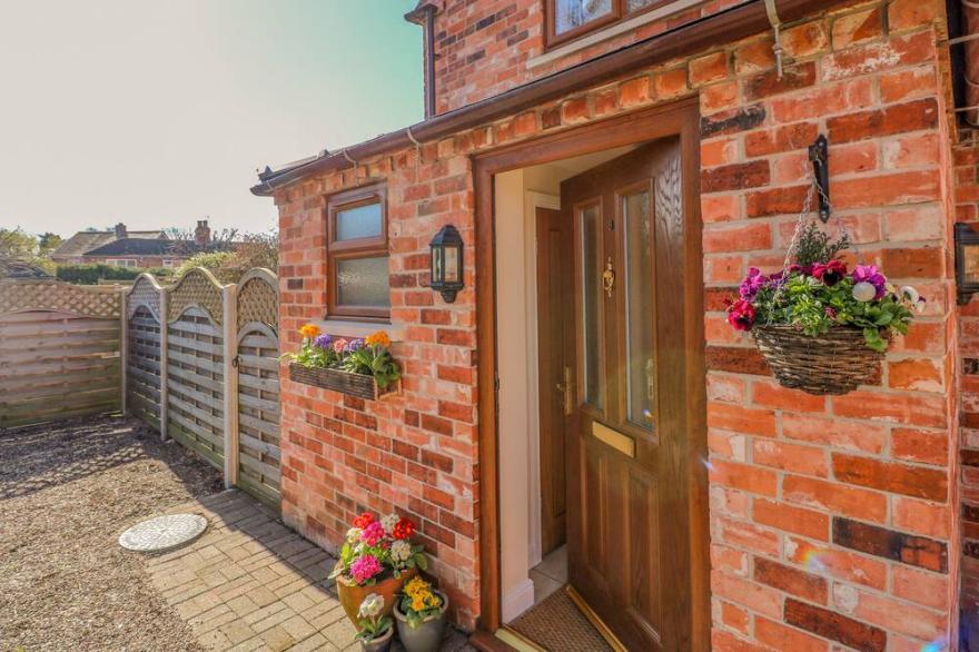 THE STABLE, pet friendly, with a garden in Saxilby