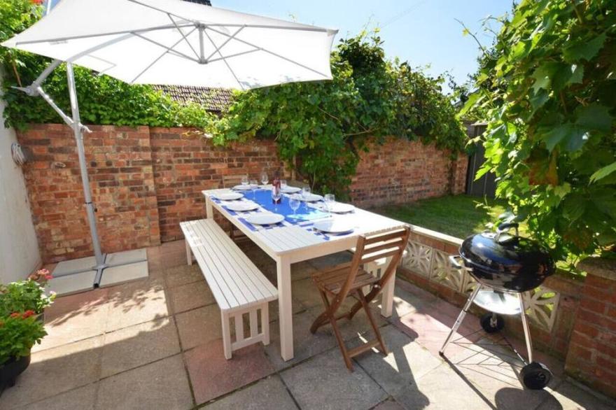 Wood Grange Cottage - Four Bedroom House, Sleeps 8