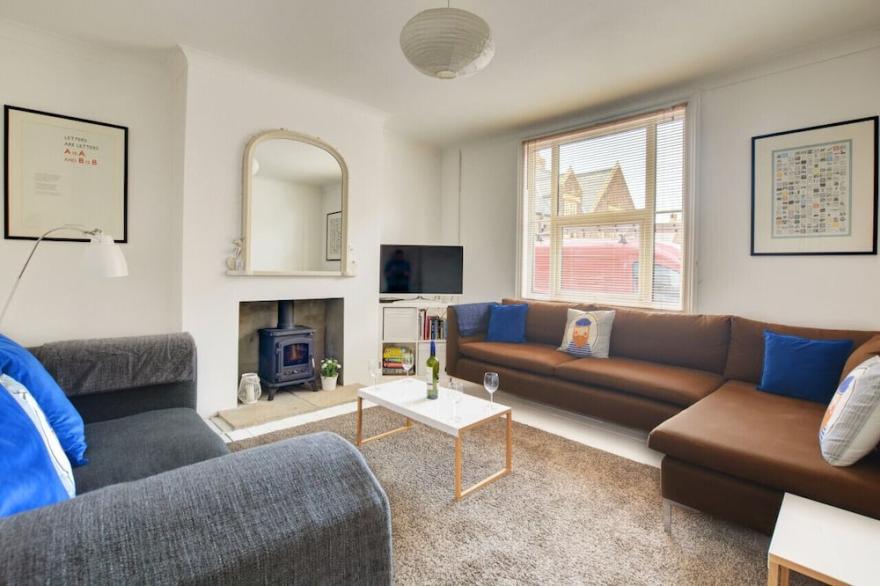 Wood Grange Cottage - Four Bedroom House, Sleeps 8