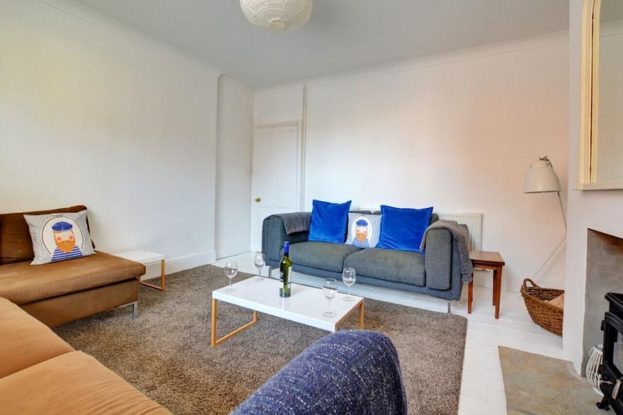 Wood Grange Cottage - Four Bedroom House, Sleeps 8